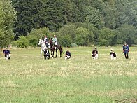 vorgehende Schützenlinie mit Kavallerieunterstützung