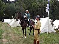 Kavallerie beäugt Schutztruppe