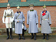 Gruppenbild auf dem Kasernengelände