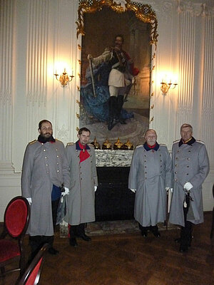 Im Kaisersaal vor dem Bildnis Seiner Majestät