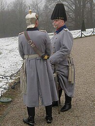 Herr Oberst Dr. Zimmer im Gespräch mit Rittmeister Riedel