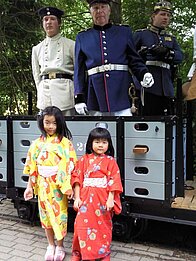 Kinder der japanischen Manövergäste mit Offizieren und Mannschaften