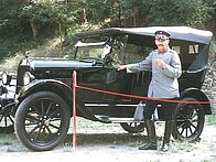 Rittmeister Riedel mit seinem Kraftwagen