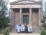Vor dem Mausoleum Kaiser Wilhelms I. im Park von Charlottenburg