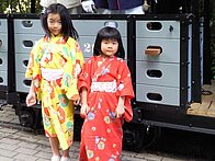 Kinder der japanischen Manövergäste