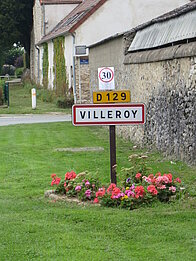 Ortseingang Villeroy, 20km vor Paris