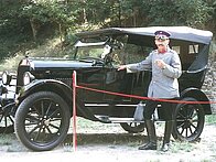 Rittmeister Riedel mit seinem Kraftwagen
